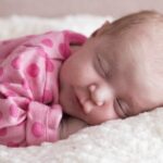 baby-3464610 sleeping pink polka dots